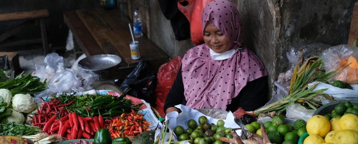 Vendeuse de fruits et légumes sur un marché aux produits frais à Jakarta en Indonésie © A. Rival, Cirad